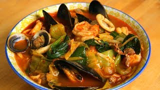 Spicy seafood and meat mixed noodle soup Jjamppong 짬뽕 [upl. by Atsocal]