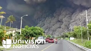 La gigantesca columna de cenizas que cubrió los cielos en Guatemala tras la erupción del volcán de F [upl. by Kacie423]